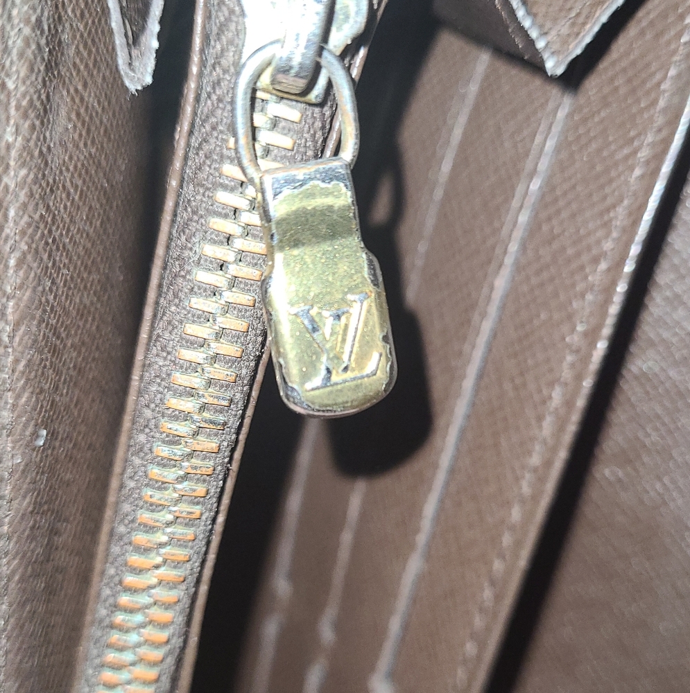Emt$250Louis Vuitton Damier Ebene Sarah wallet, with D hooks attached - Picture 6 of 12